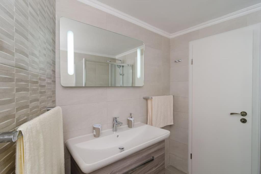 Sea View Apartment 10 Minutes Walk From Old City دوبروفينك المظهر الخارجي الصورة